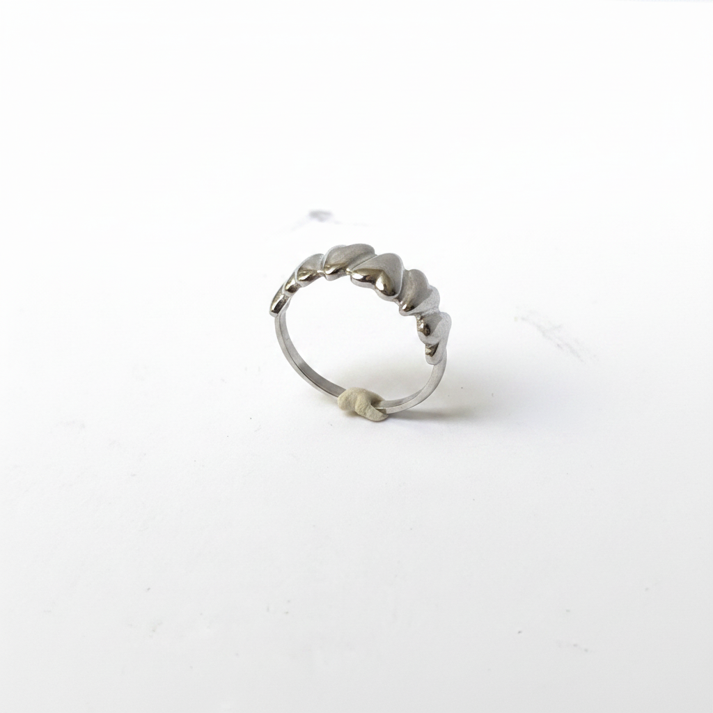 Bague multi-cœurs argentée profil fond blanc