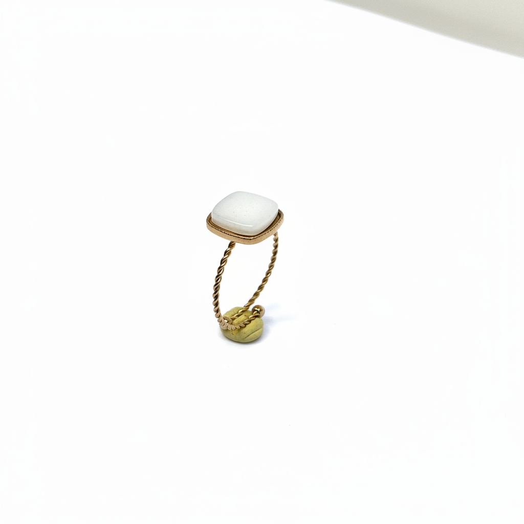 Bague Pierre Blanche Carrée Dorée