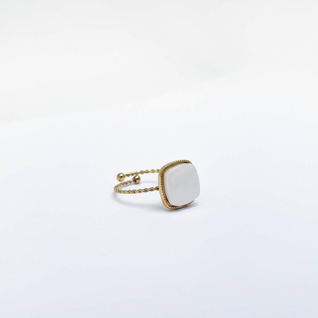 Bague Pierre Blanche Carrée Dorée