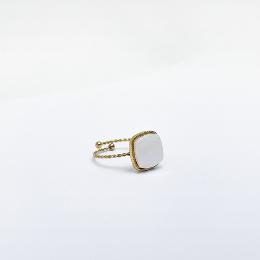 Bague Pierre Blanche Carrée Dorée