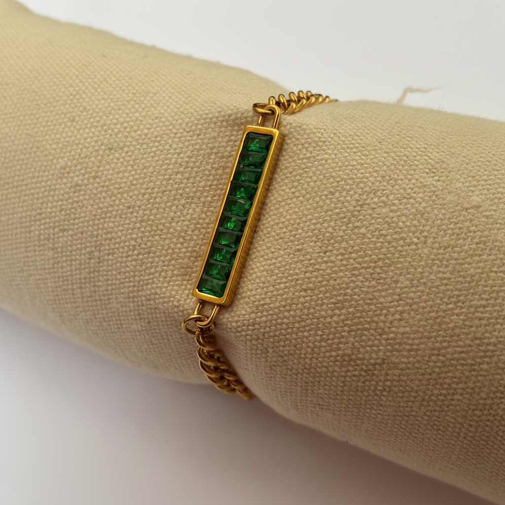 Bracelet barre émeraude coussin vue côté