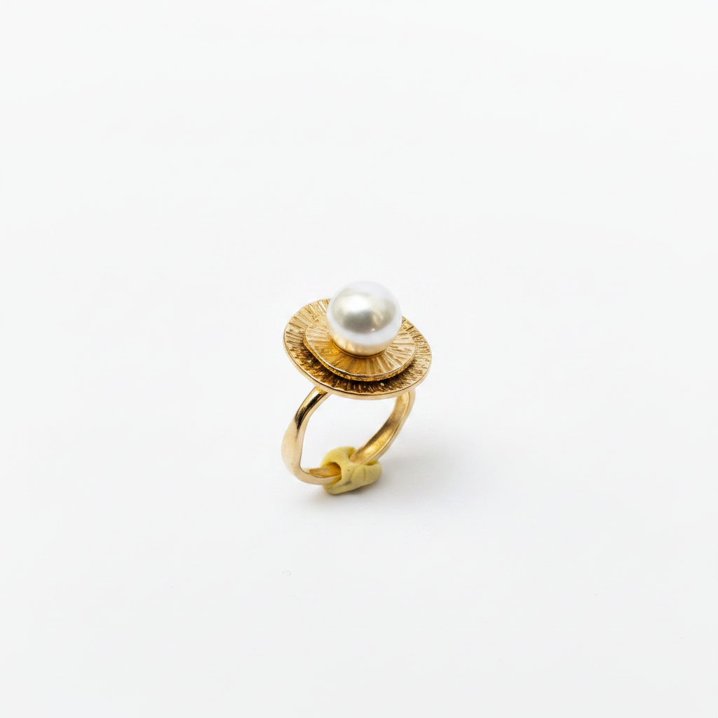 Bague dorée perle blanche trois-quarts fond blanc