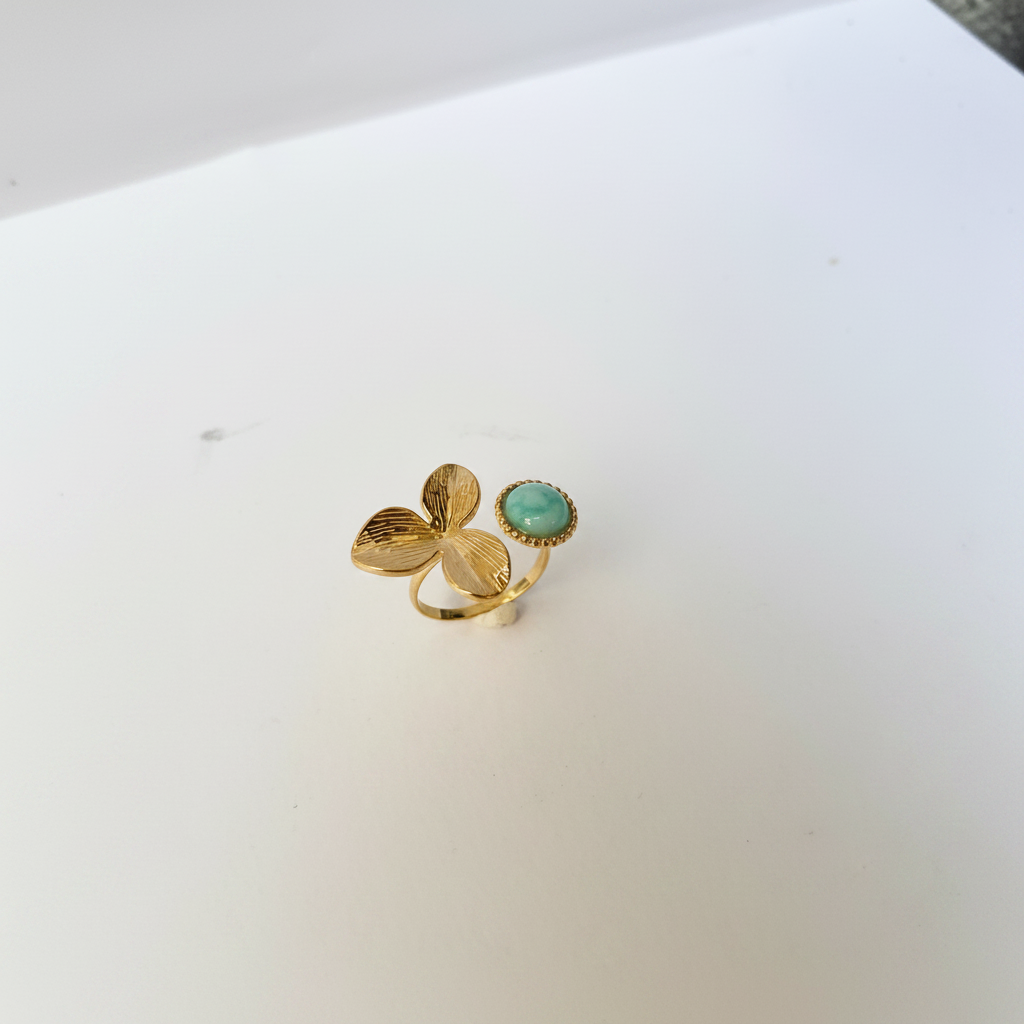 Bague fleur dorée turquoise vue éloignée fond blanc