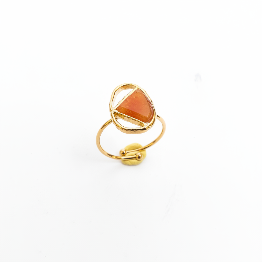 Bague dorée cornaline face fond blanc