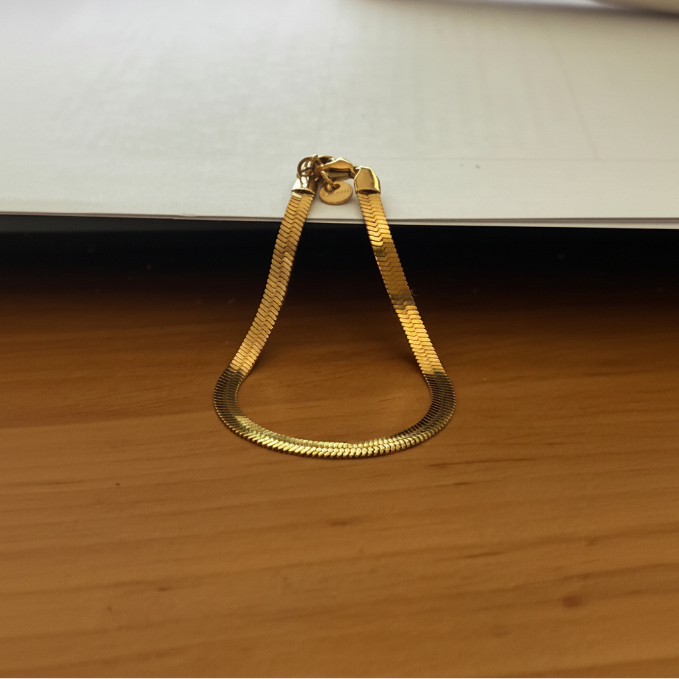 Bracelet chaîne plate dorée - éclairage amélioré