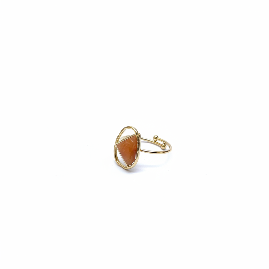 Bague dorée cornaline côté fond blanc