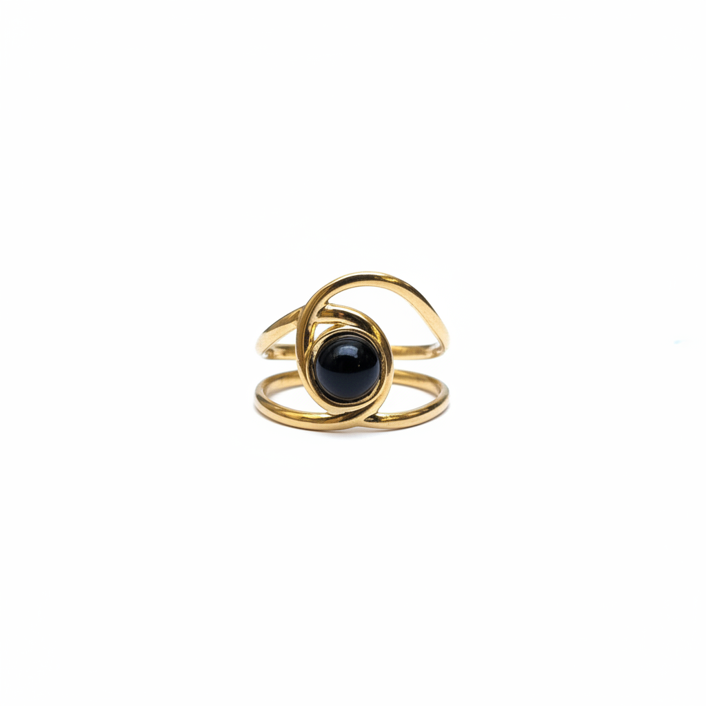 Bague dorée double anneau pierre noire face fond blanc