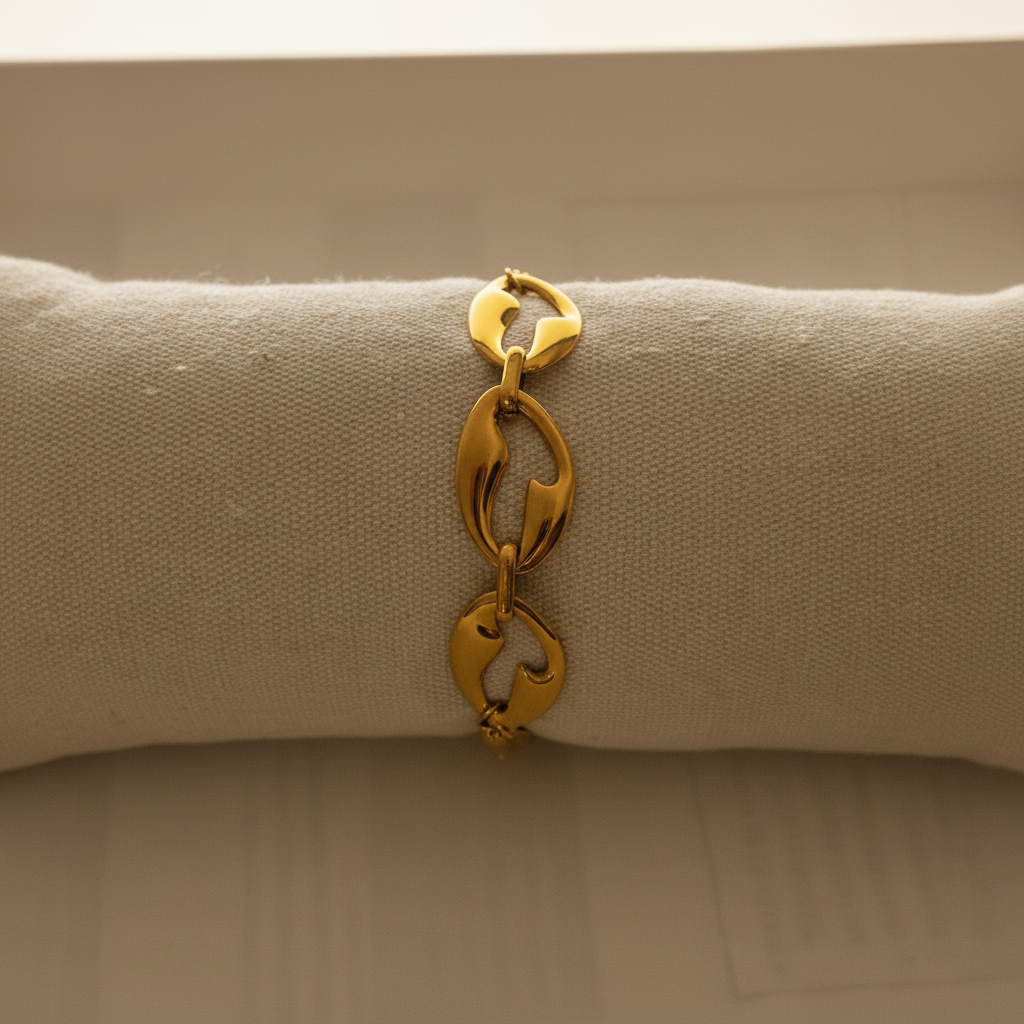 Bracelet grosses mailles dorées debout sur coussin