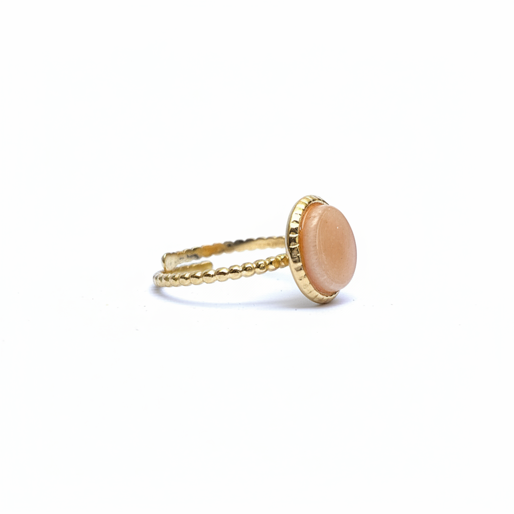Bague dorée pierre pêche profil fond blanc