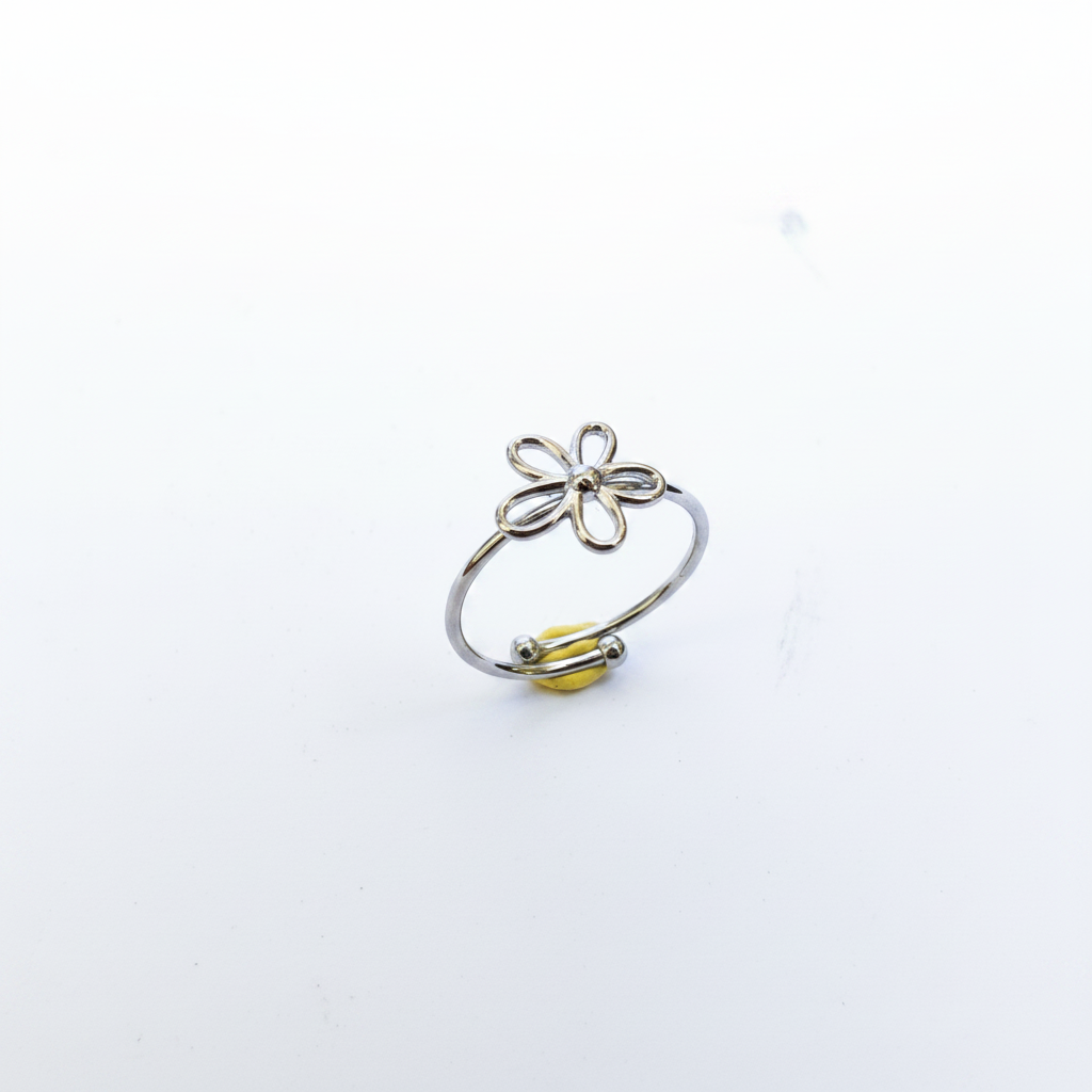 Bague fleur argentée trois-quarts fond blanc