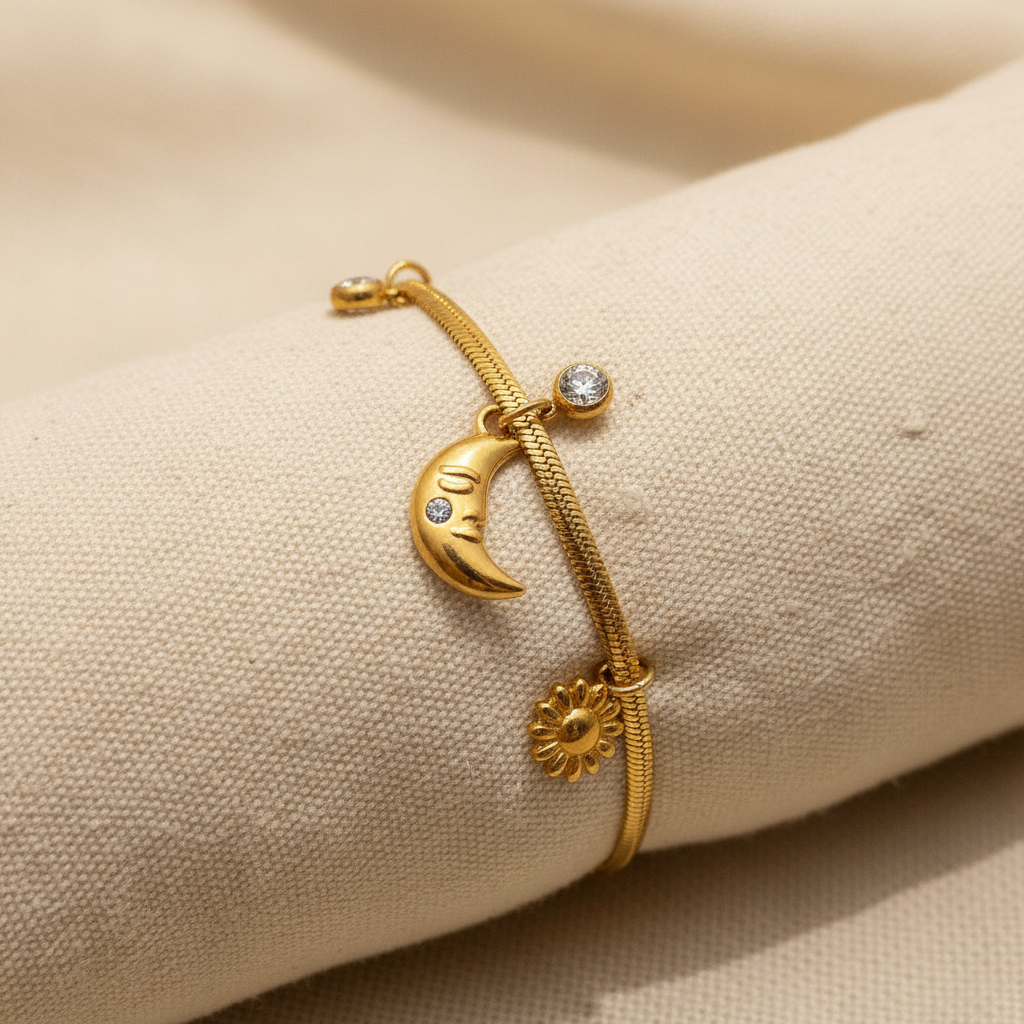 Bracelet charm lune soleil gros plan charms