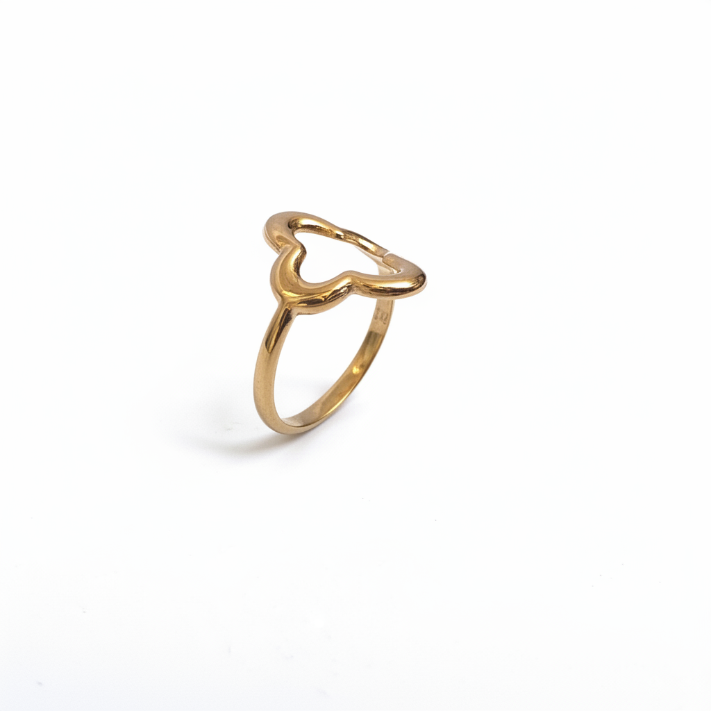 Bague dorée trèfle angle fond blanc