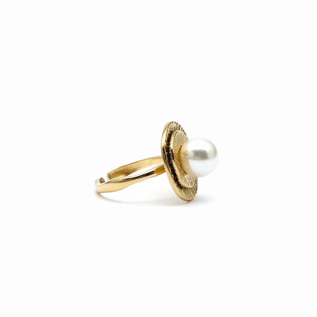 Bague dorée perle blanche profil fond blanc