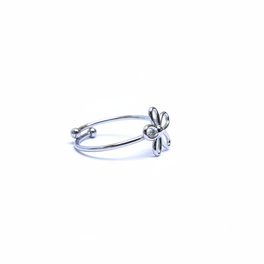 Bague fleur argentée profil fond blanc