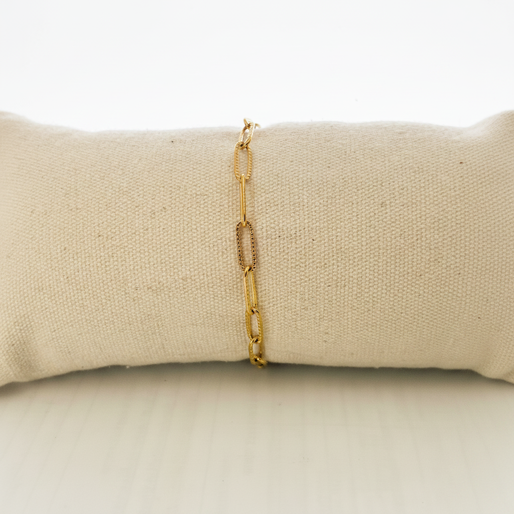 Bracelet paperclip texturé doré sur coussin - face