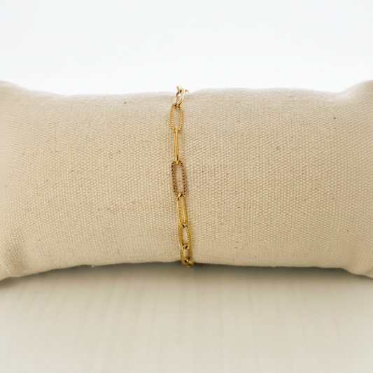 Bracelet paperclip texturé doré sur coussin - face