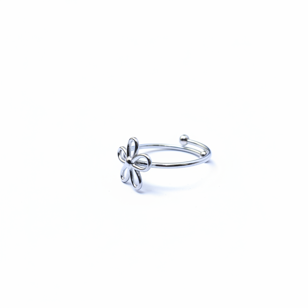 Bague fleur argentée angle bas fond blanc