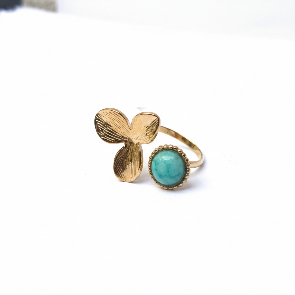 Bague fleur dorée turquoise face fond blanc
