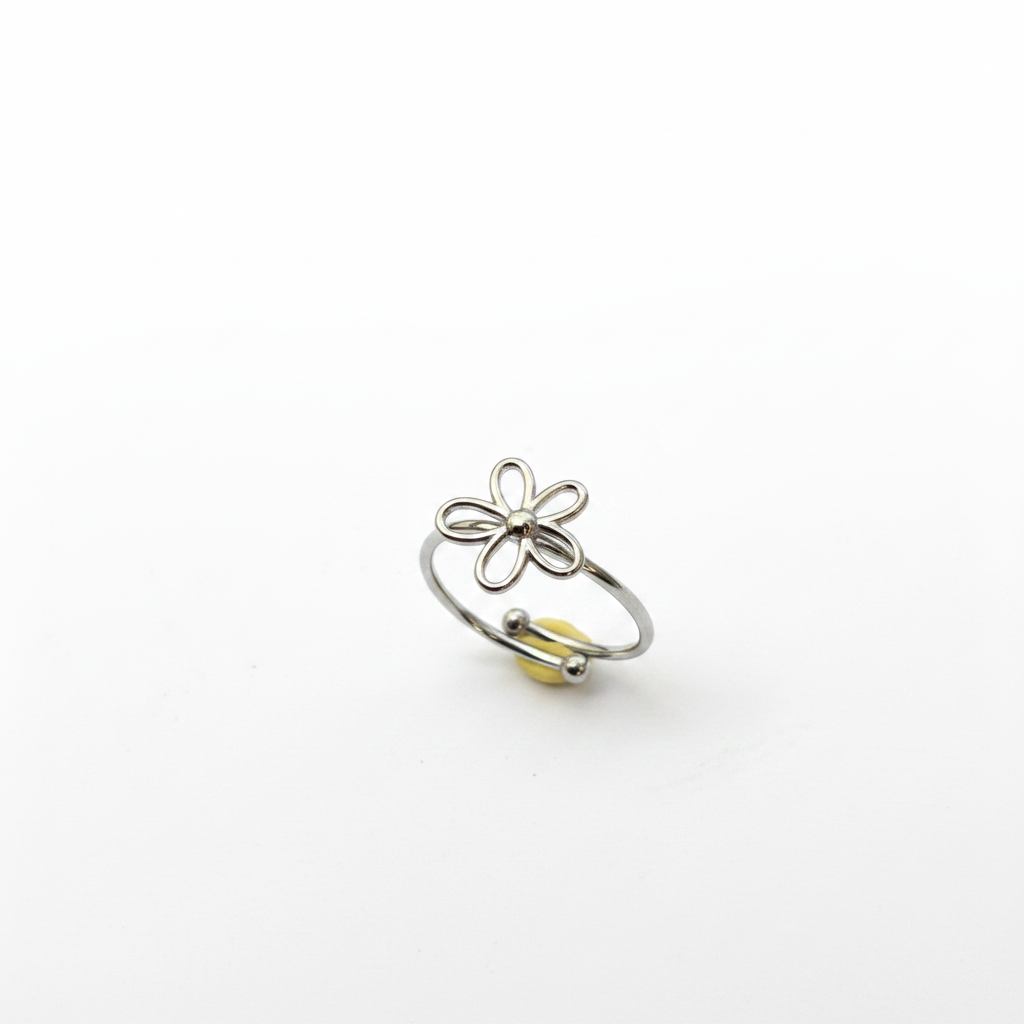 Bague fleur argentée face fond blanc