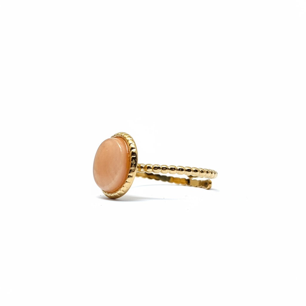 Bague dorée pierre pêche côté fond blanc