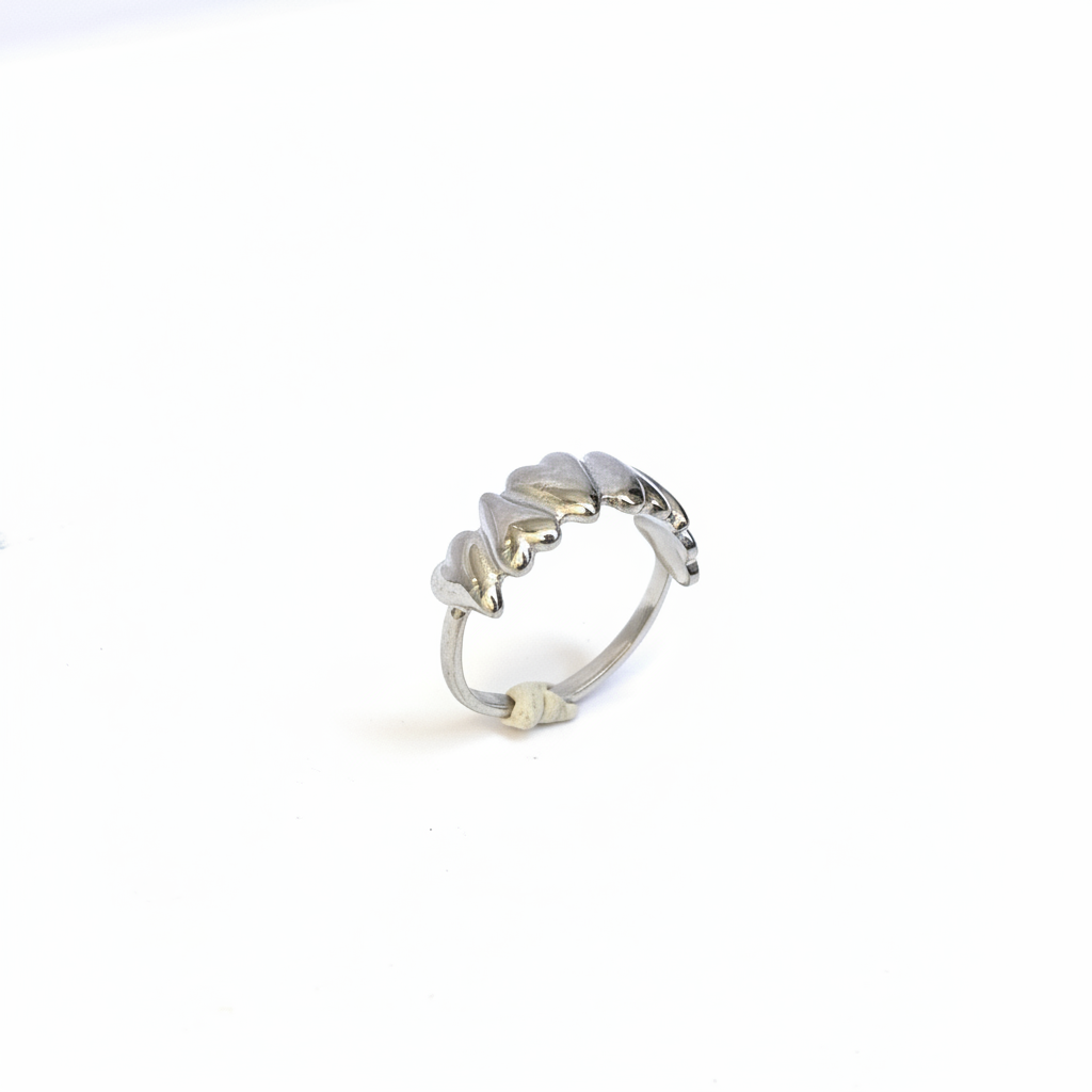 Bague multi-cœurs argentée angle fond blanc