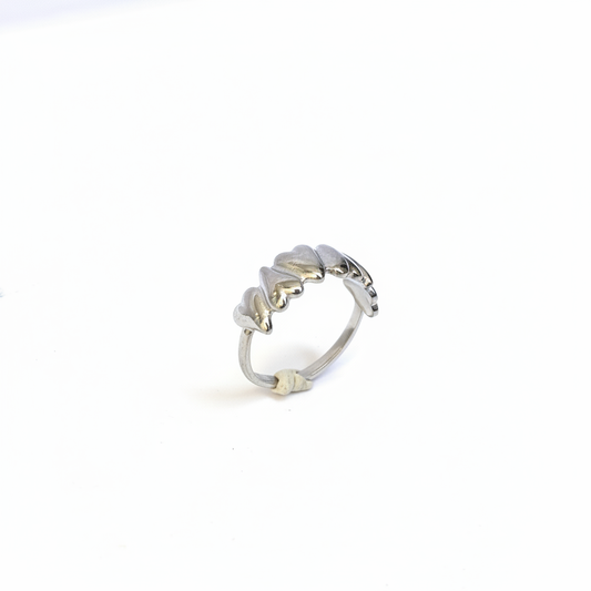 Bague multi-cœurs argentée angle fond blanc