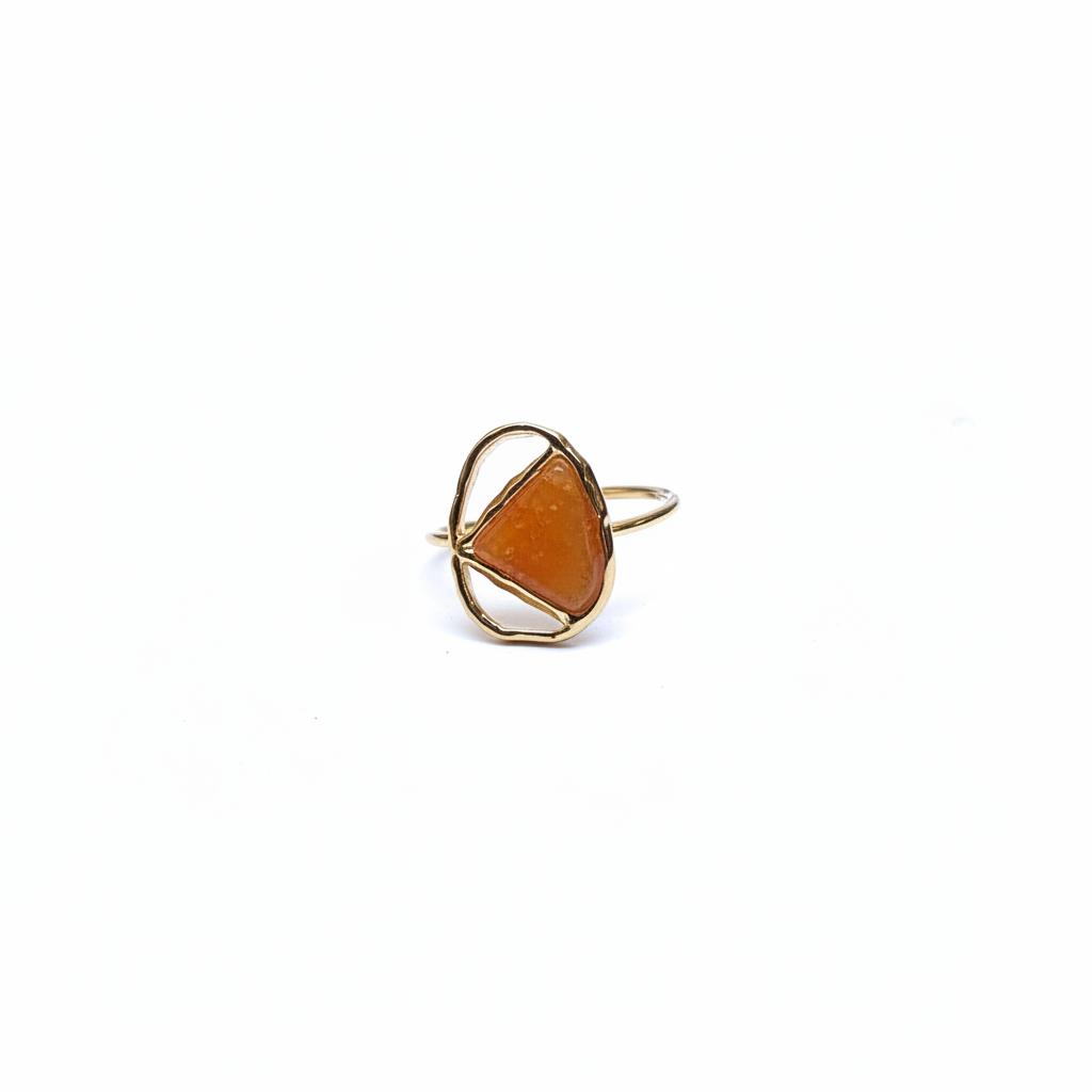 Bague dorée cornaline trois-quarts fond blanc