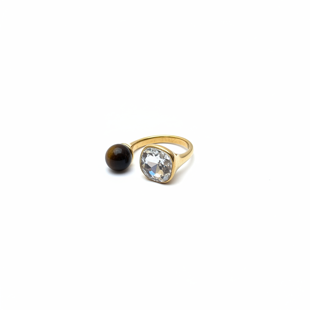 Bague dorée cristal œil de tigre dessus fond blanc