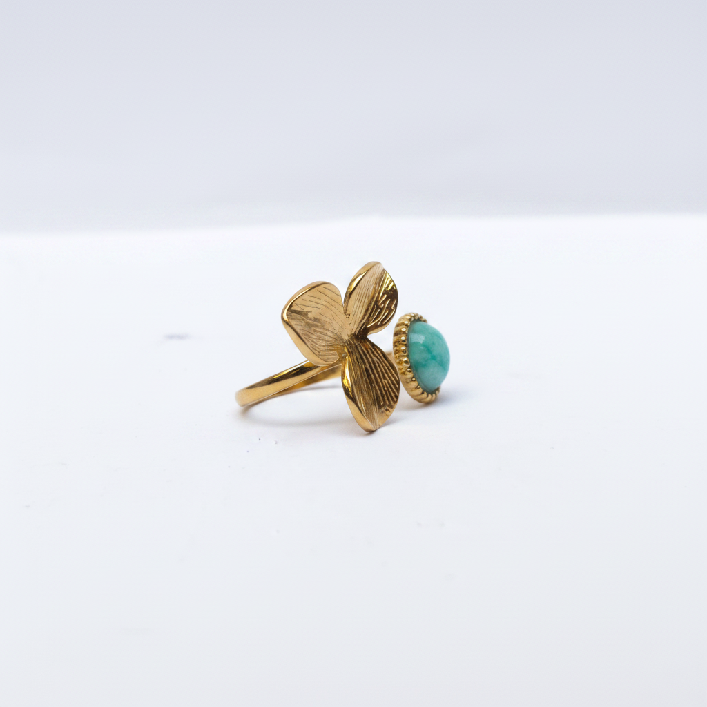 Bague fleur dorée turquoise côté fond blanc