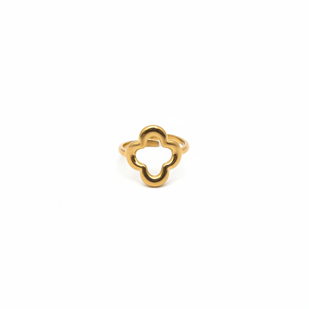 Bague dorée trèfle vue dessus fond blanc
