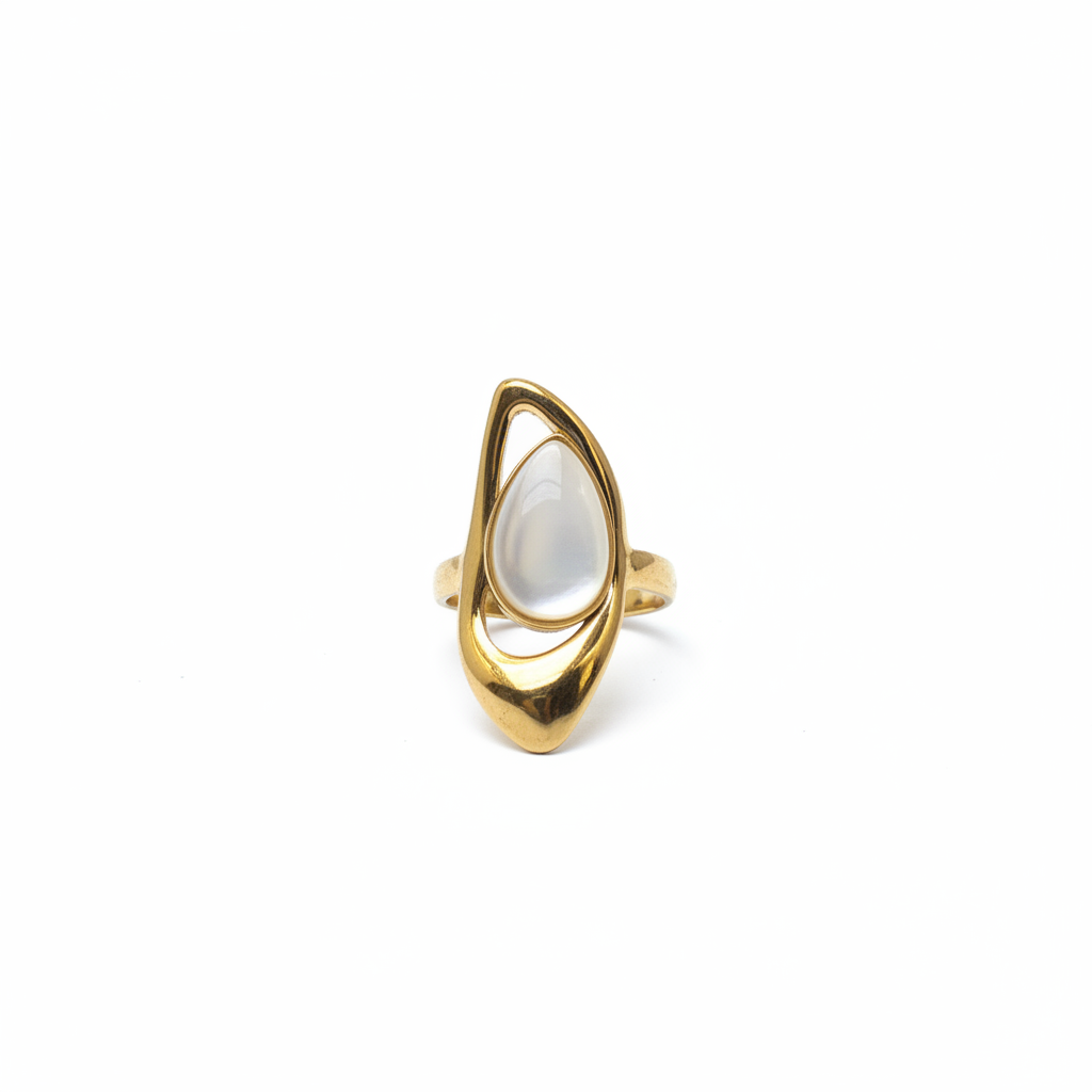 Bague dorée nacre goutte face fond blanc