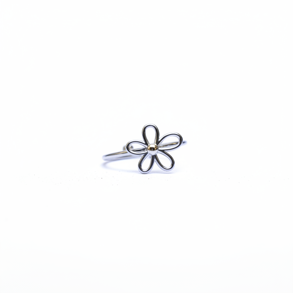 Bague fleur argentée rapprochée fond blanc