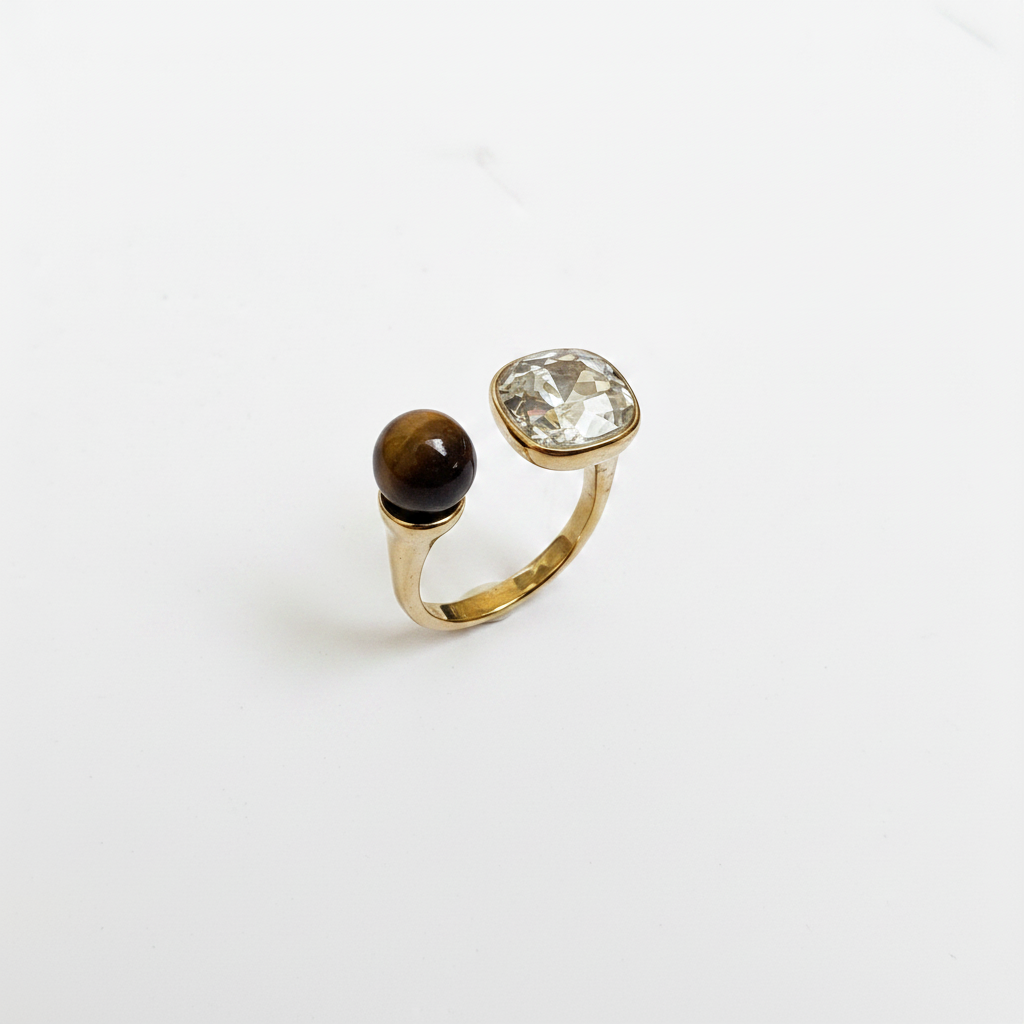 Bague dorée cristal œil de tigre trois-quarts fond blanc