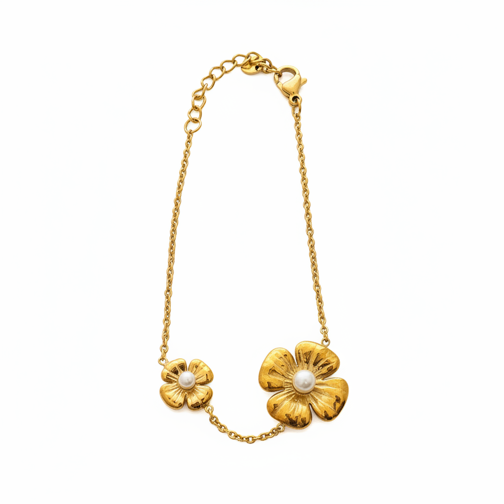 Bracelet fleurs dorées perles - flat lay fond blanc