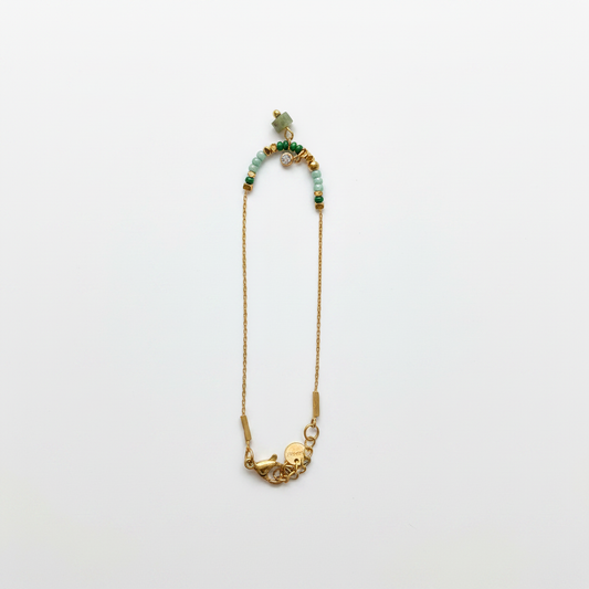 Bracelet perles vertes fond blanc