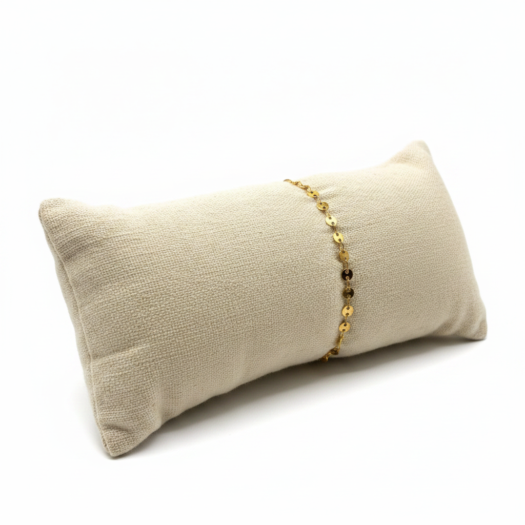 Bracelet sequins dorés sur coussin côté