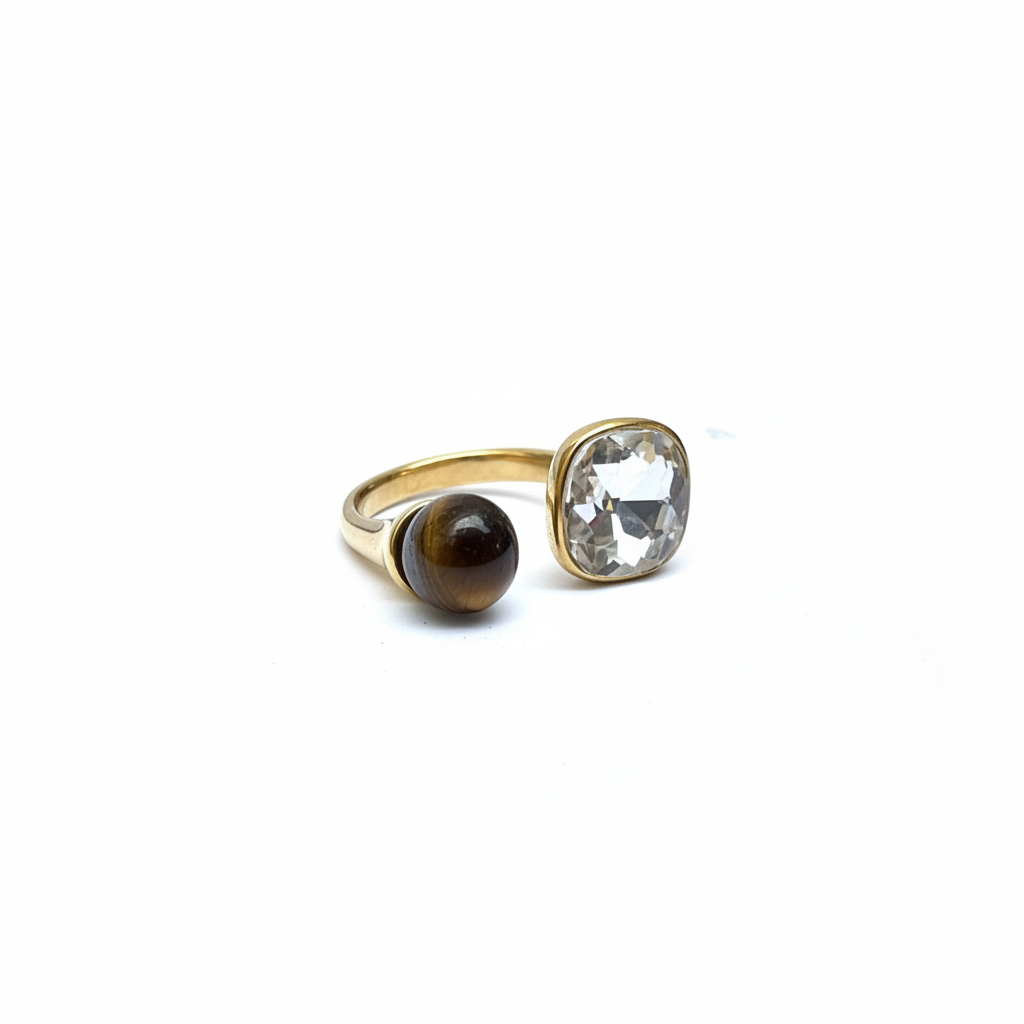 Bague dorée cristal œil de tigre face fond blanc