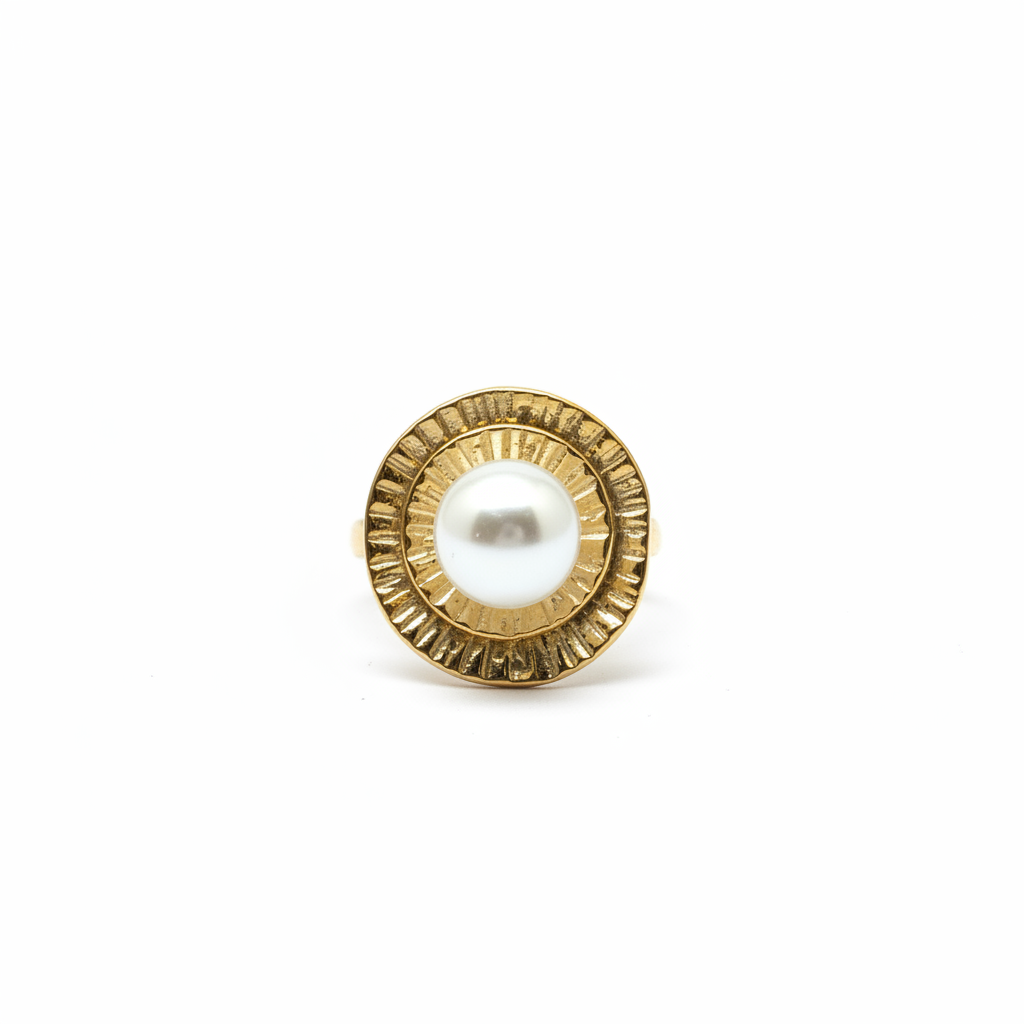 Bague dorée perle blanche face fond blanc