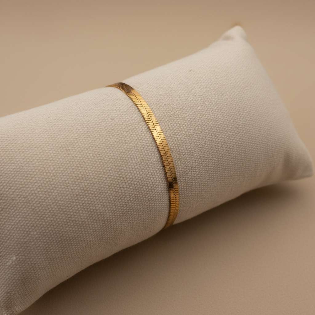 Bracelet chaîne plate dorée sur support lin - vue 2