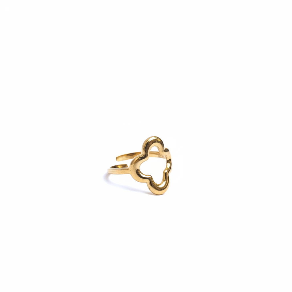 Bague dorée cœur fond blanc