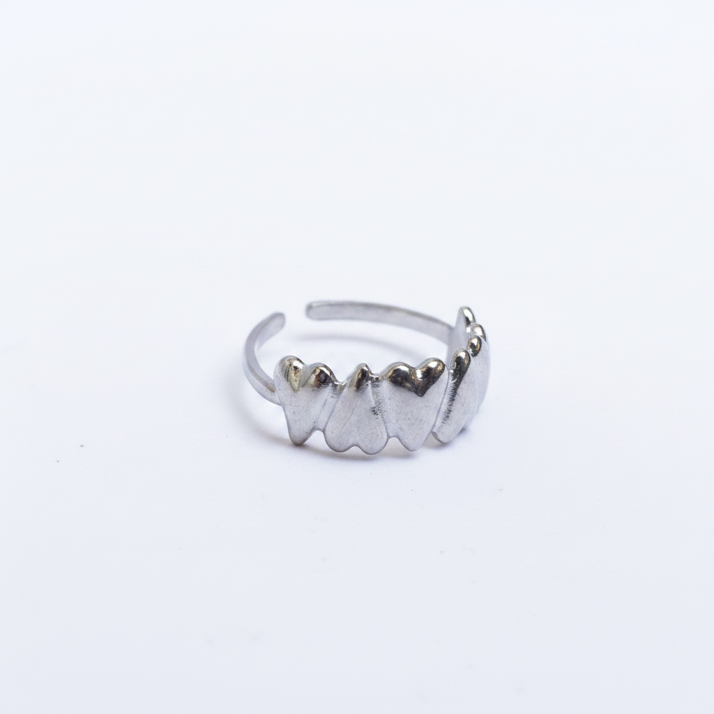 Bague multi-cœurs argentée face fond blanc