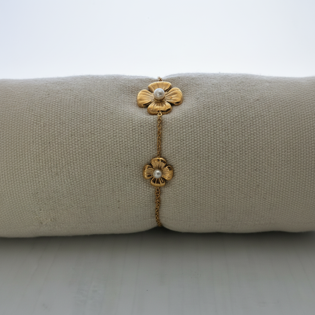 Bracelet fleurs dorées perles - vue frontale coussin