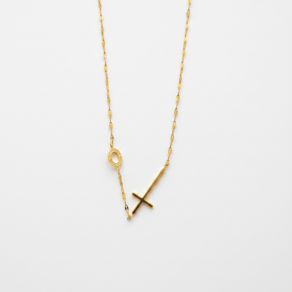 Collier croix médaillon fond blanc