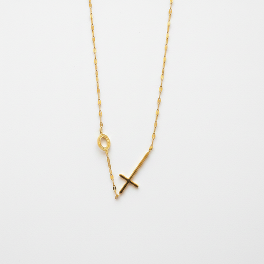 Collier croix médaillon fond blanc