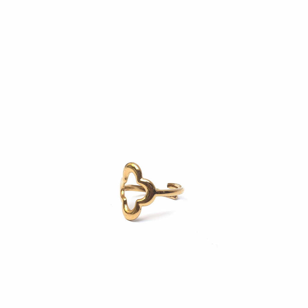 Bague dorée trèfle côté fond blanc