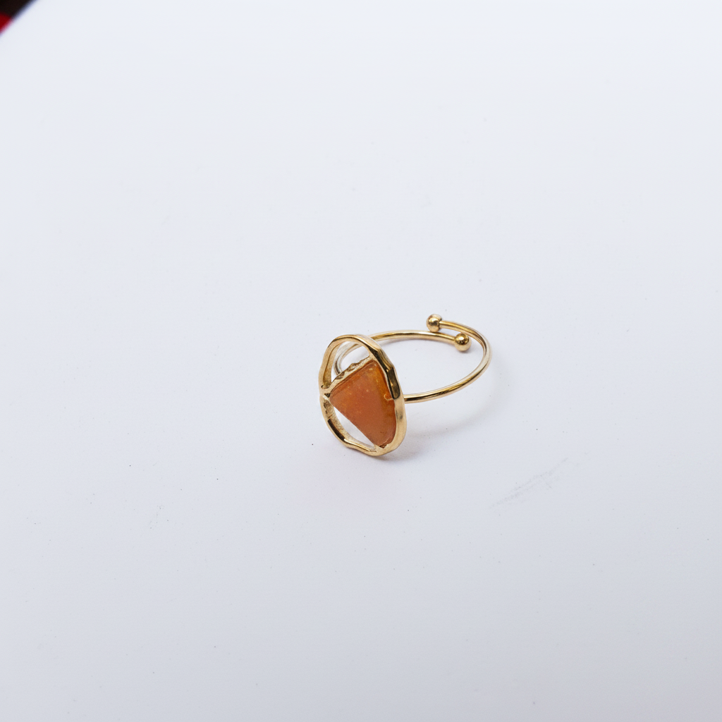 Bague dorée cornaline angle fond blanc