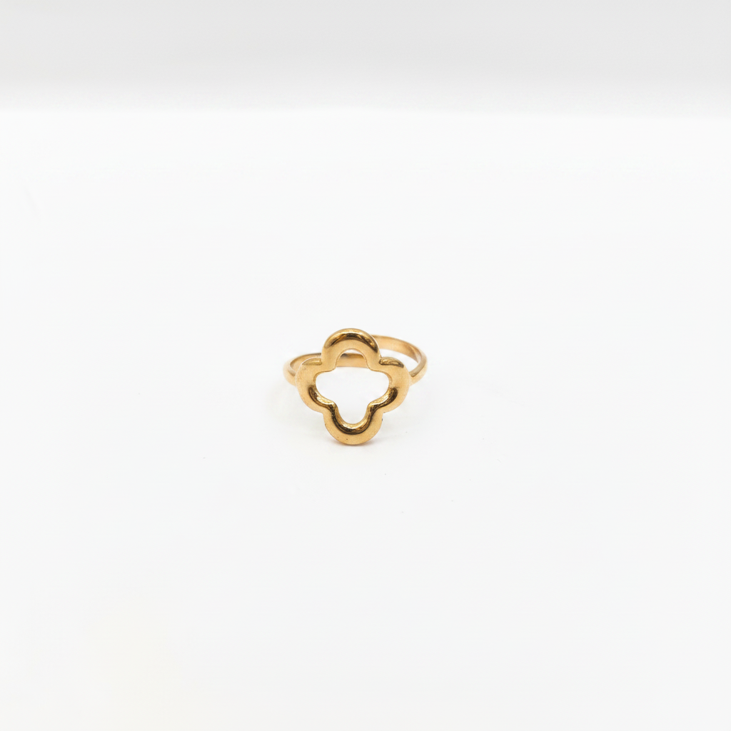 Bague dorée trèfle face fond blanc