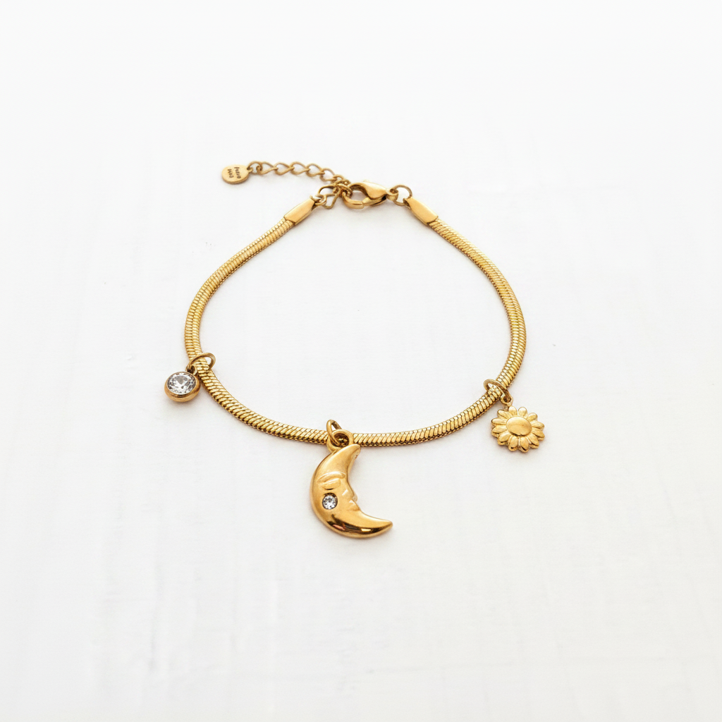 Bracelet charm lune soleil flat lay fond blanc