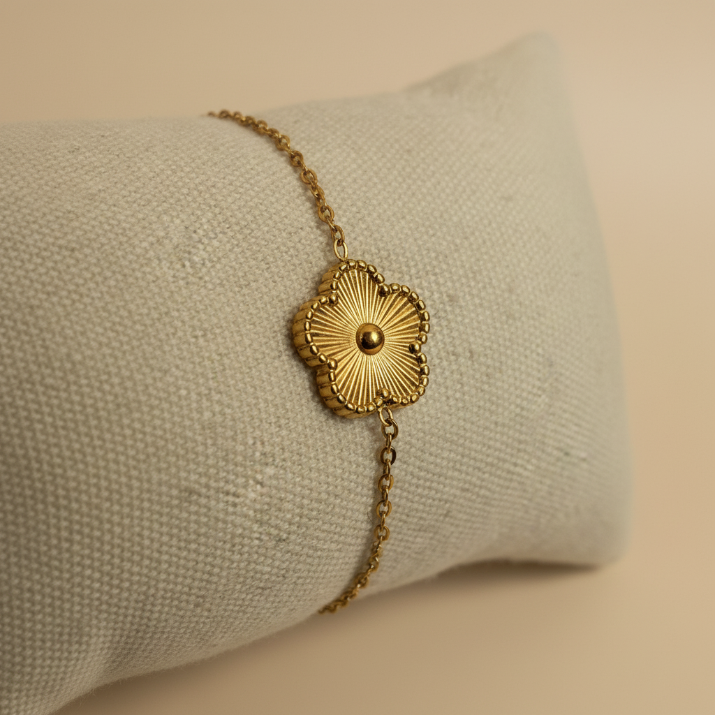 Bracelet fleur soleil coussin gros plan