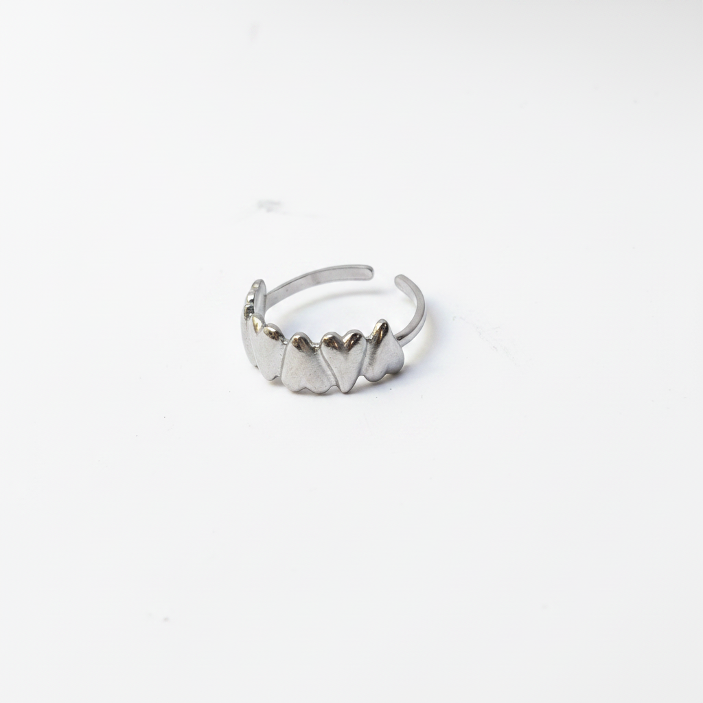 Bague multi-cœurs argentée trois-quarts fond blanc